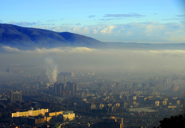 SMOG IN SKOPJE. A general view over buildings and industrial facilities during fog and smog in Skopje, the capital of The Former Yugoslav Republic of Macedonia, FYROM, on 23 January 2013. EPA/Georgi Licovski