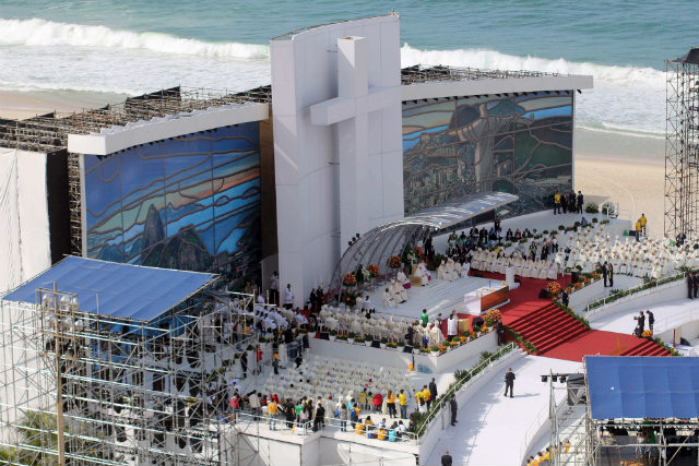 FAREWELL RITES. General view of the Mass for closing the 28th World Youth Day held by Pope Francis at Copacabana beach in Rio de Janeiro, Brazil, July 28, 2013.  EPA/Marcos Arcoverde