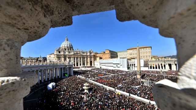 HISTORIC MOMENT. Thousands of Catholics witness Benedict making history as the first pope to resign in 600 years. Photo from AFP