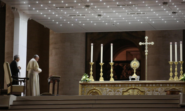 MENCARI TUHAN. Paus Fransiskus memimpin hari doa dan puasa untuk Suriah pada September tahun lalu. Foto oleh EPA