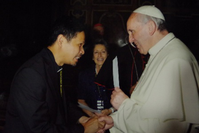 IN POPE'S HANDS. Pope Francis personally receives a letter from PALEA through a CBCP official. Photo courtesy of CBCP News