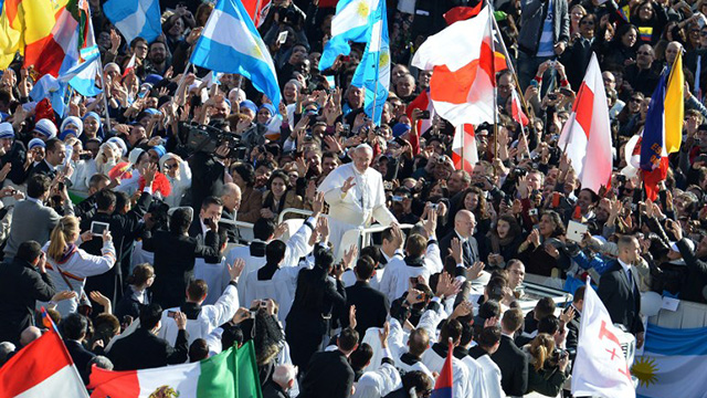 SECURITY NIGHTMARE? Pope Francis rides an open-air popemobile. Photo from AFP