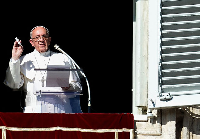 CALLING FOR AID. Pope Francis during his Sunday Angelus prayer on November 17, 2013. ALBERTO PIZZOLI/AFP PHOTO 