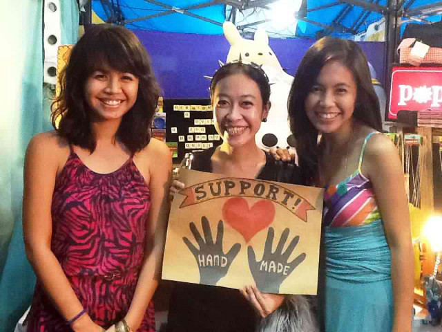 INSPIRING PEOPLE TO UPCYCLE. Maan (left) and Roma (right) with a Popjunklove fan. All photos from the Popjunklove Facebook page