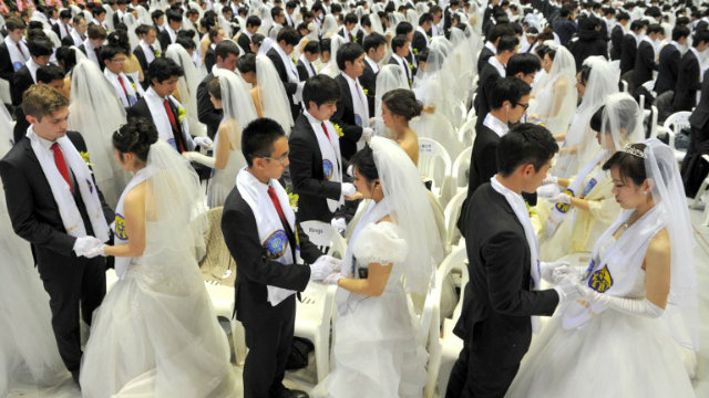 MASS WEDDING. Some 3,500 couples matched by the Unification Church tie the knot on Sunday, February 17. Photo by AFP