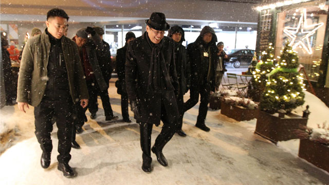 ALL BUNDLED UP. President Benigno Aquino gears up for the freezing winter in Davos, Switzerland. Photo by Malacañang bureau  