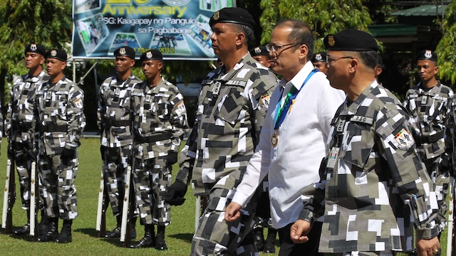 TIGHTLY GUARDED: President Benigno Aquino III and the Presidential Security Group. Photo from www.gov.ph