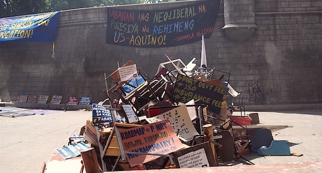 SUPPORT. PUP students pile up chairs to show sympathy for UP Manila students. Photo by Jannica Diaz