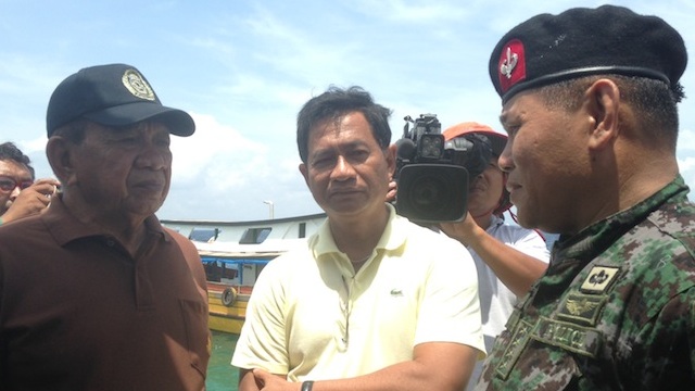 VISIT. PNP chief Alan Purisima, right, with Tawi-Tawi officials in Simunul. Photo by Karlos Manlupig 
