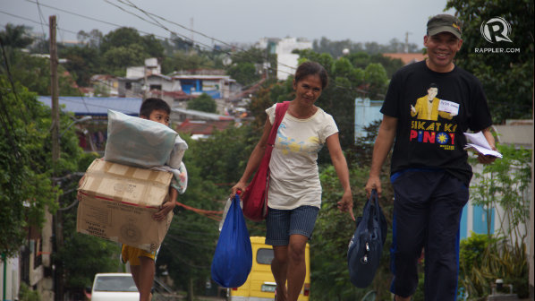 EVACUATION. Residents carry only the necessities as they evacuate during the flood drill. All photos by San Sel/Rappler.com