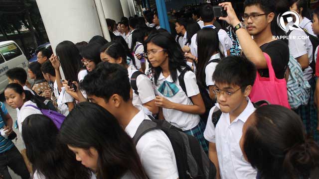 OBSERVE. Some students observe the commotion from the other side of the regional office. Photo by Jee Geronimo/Rappler