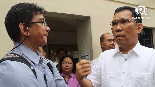 DIALOGUE. NCR OIC-Regional Director Rizalino Rosales talks to one of the teachers. Photo by Jee Geronimo/Rappler