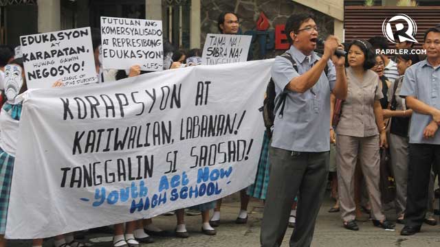TOGETHER. Teachers, students, and alumni bring their concerns to the Department of Education. Photo by Jee Geronimo/Rappler