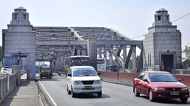 QUEZON BRIDGE. The bridge is undergoing repair after being damaged by a fire on April 10, 2014. File photo from http://en.wikipedia.org/wiki/Puente_Colgante_(Manila) 