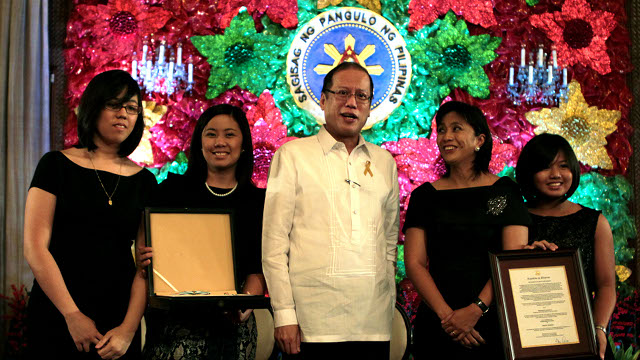 RECOGNIZING ROBREDO. President Benigno S. Aquino III graces the awards ceremony of the conferment of the Quezon Service Cross award on the late Interior and Local Government Secretary Jesse Robredo who died in a plane crash off Masbate coast last August. Photo by Macalanang Photo Bureau.