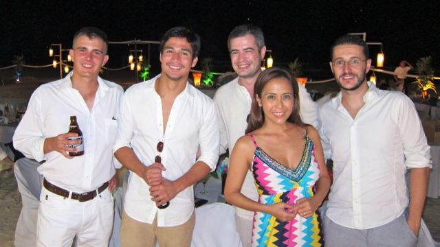 BEACH LOVERS. Piolo Pascual (2nd from left), my husband Carlos (3rd from left) and myself with other guests who attended our friends Junji and Anais Arias' Boracay nuptials. Photo courtesy of Rachel Alejandro