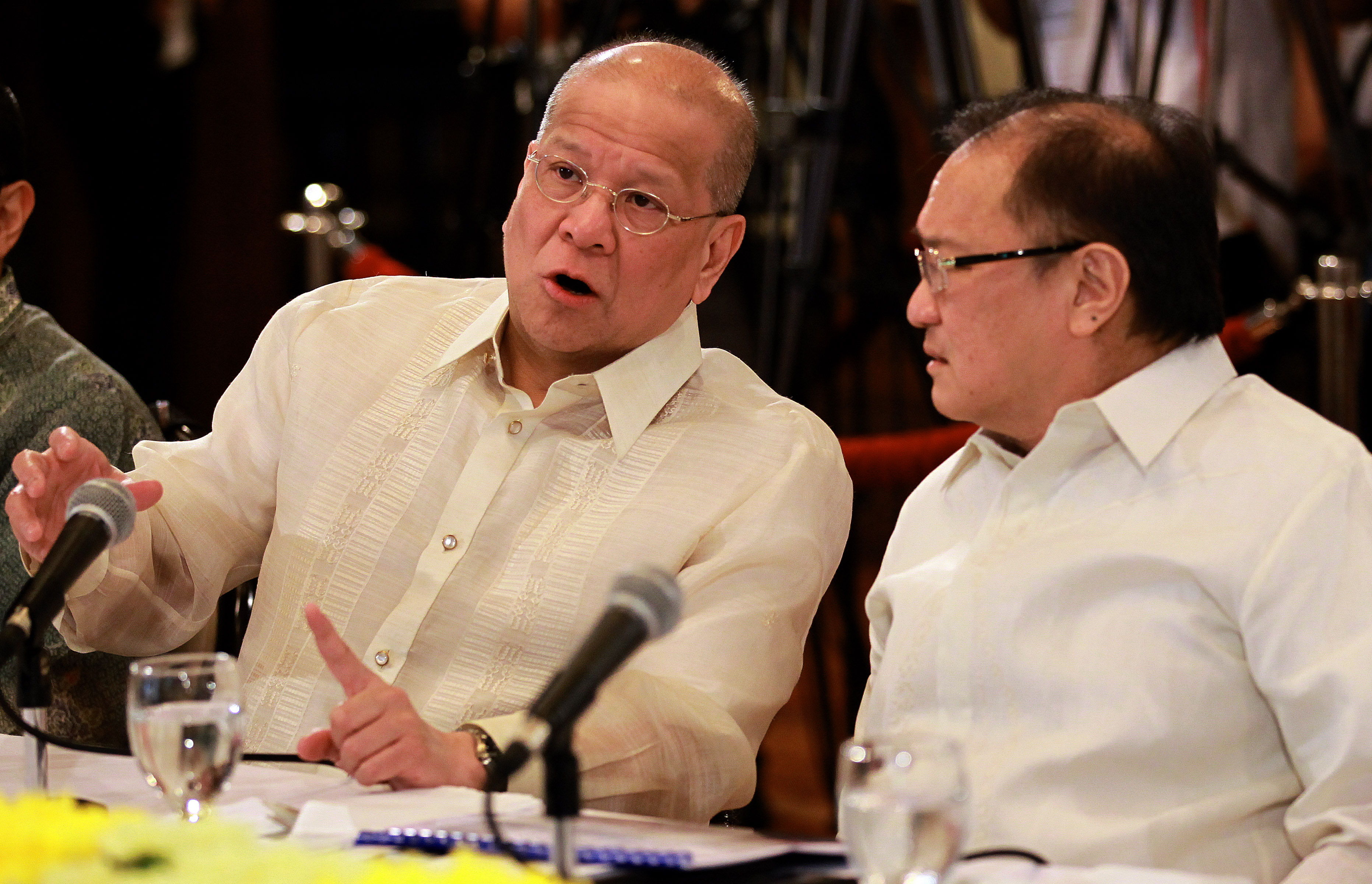 BUSINESS RIVALS. San Miguel president Ramon Ang and Metro Pacific Investments Chair Manuel Pangilinan exchange views on the NLEx-SLEx connector roads they proposed to the government in a presentation at Malacanang. Photo taken by Malacanang Photo Bureau