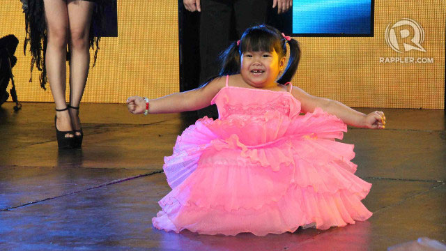 CUTE FACTOR. Child wonder Ryzza Mae Dizon gets cheers from the crowd
