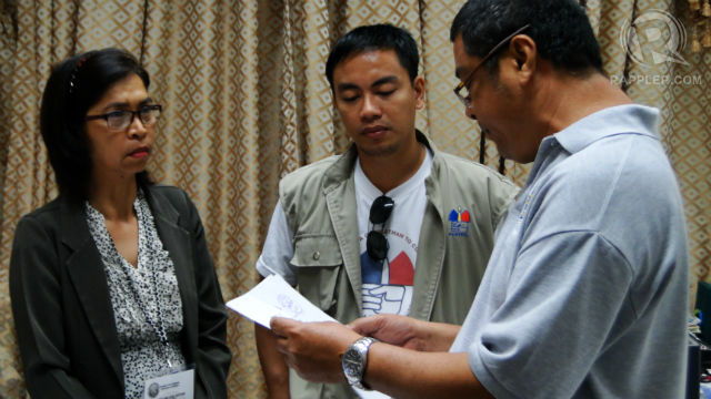 COMELEC ORDERS. Acting City Treasurer Marliyn Legaspi (left) receives the Notice from Comelec Staff Raul Pabito(right) while Namfrel Provincial Chairman Nestor Banuag observes (center)
