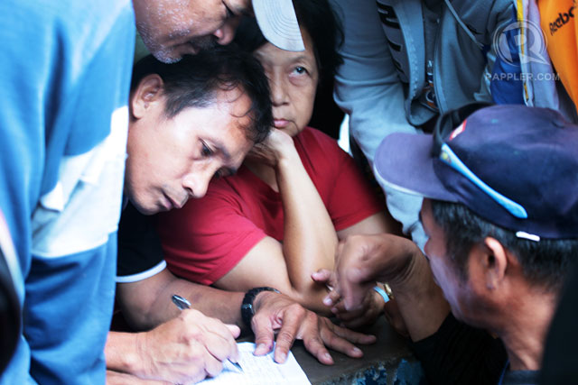 PROCESSING. Relatives of hostages register their names outside Camp Batalla, September 17, 2013. Photo by LeAnne Jazul/Rappler