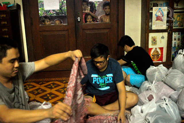 HELP FLOOD VICTIMS. Student volunteers pack relief materials to be distributed to families affected by the calamity. Photo by Rappler 