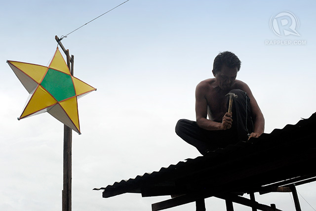 REBUILDING. Arsenio Brente builds his own house. All photos by Rappler/LeAnne Jazul