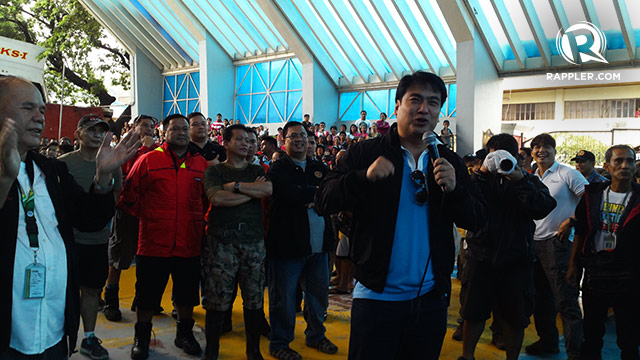 NO POLITICS. Olongapo City Mayor Rolen Paulino asks the crowd to welcome help from Senator Bong Revilla (center) even if he some sectors are criticizing him. Photo by Randy V. Datu/Rappler