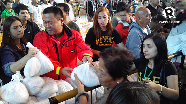 ZAMBALES RELIEF. Senator JV Ejercito Estrada goes to Subic and other parts of Zambales on September 27 to bring relief goods to flood victims. Photo by Randy V. Datu/Rappler