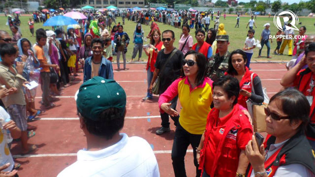 LINE INSPECTION. DSWD secretary Dinky Soliman and Zamboanga City Mayor Beng Climaco visit the evacuation center and distribute relief packs. Photo by Richard Falcatan/Rappler