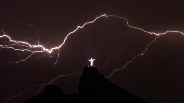 BRAZIL, Rio de Janeiro : Lightning flashes over the Christ the Redeemer statue on top of Corcovado Hill in Rio de Janeiro on January 14, 2014. YASUYOSHI CHIBA/AFP