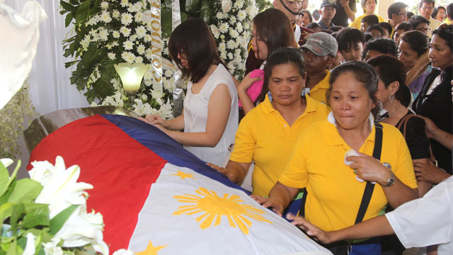 BELOVED. Supporters and friends pay their respects to the late Local Government Secretary Jesse Robredo in Naga City. Photo by Ryan Lim/Malacañang Photo Bureau