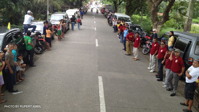 WAITING FOR JESSE. People line the route of the convoy accompanying the late Interior and Local Government Secretary Jesse Robredo at the National Highway in Pili, Camarines Sur, on the way to Naga City, August 26, 2012. Photo by Rupert Ambil.
