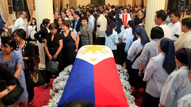 PUBLIC VIEWING. Filipinos flock to Malacañang for the last day of the public viewing of the late Jesse Robredo's body. Photo by Robert Viñas/Malacañang Photo Bureau
