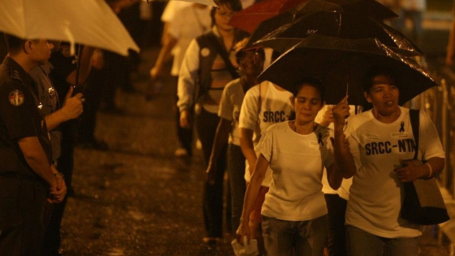 STRONG TIES. Filipinos of all walks of life brave the rain to attend the late Jesse Robredo's wake. Photo by Robert Viñas/Malacañang Photo Bureau