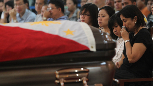 REMEMBERING ROBREDO. Robredo's family grieves at his state funeral. Photo from Malacañang/PCOO 