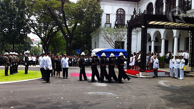 HONORING ROBREDO. The late secretary receives arrival honors from the Presidential Security Group and Palace officials. Photo by Ayee Macaraig