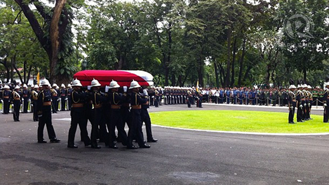 ROBREDO'S ARRIVAL. The late secretary's body arrives in the Palace for a two-day public viewing. Photo by Ayee Macaraig