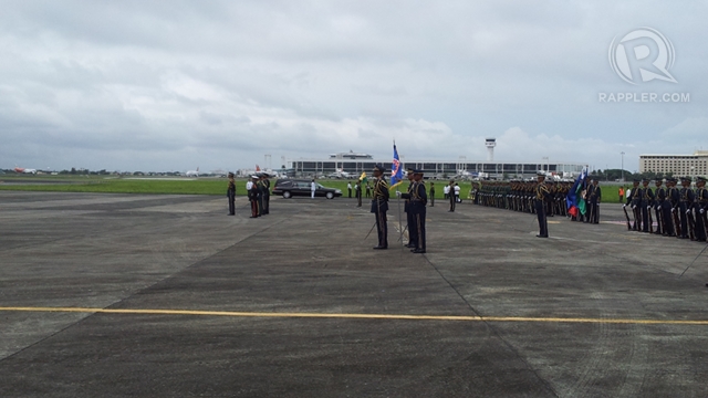 BODY'S ARRIVAL. Members of the AFP on standby as Robredo's body is in a hearse. Photo by Patricia Evangelista