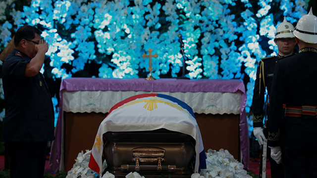 LAST DAY. Filipinos visit the late Jesse Robredo's wake on the last day of the public viewing of his body at the Palace. Photo by Jay Morales/Malacañang Photo Bureau