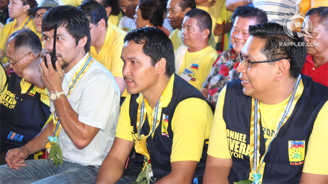 BROTHER'S ADVICE. Roel Pacquiao (centre) heeds his older brother Manny (left) for him to run for barangay chairman again. Photo by Edwin Espejo/Rappler