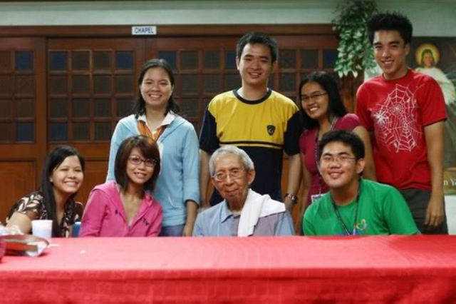 MINDS MOLDED. Students of Fr Roque Ferriols, SJ, visit him during his 83rd birthday in August 2007. File photo by Henson Wongaiham