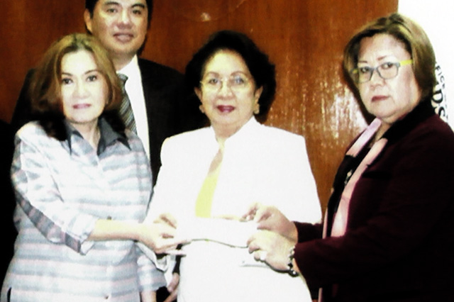 IMMUNE. Pork barrel scam whistleblower Ruby Tuason turns over a manager's check worth P40 million to the government in the presence of Ombudsman Conchita Carpio-Morales and Justice Secretary Leila de Lima. Photo handout from the Office of the Ombudsman
