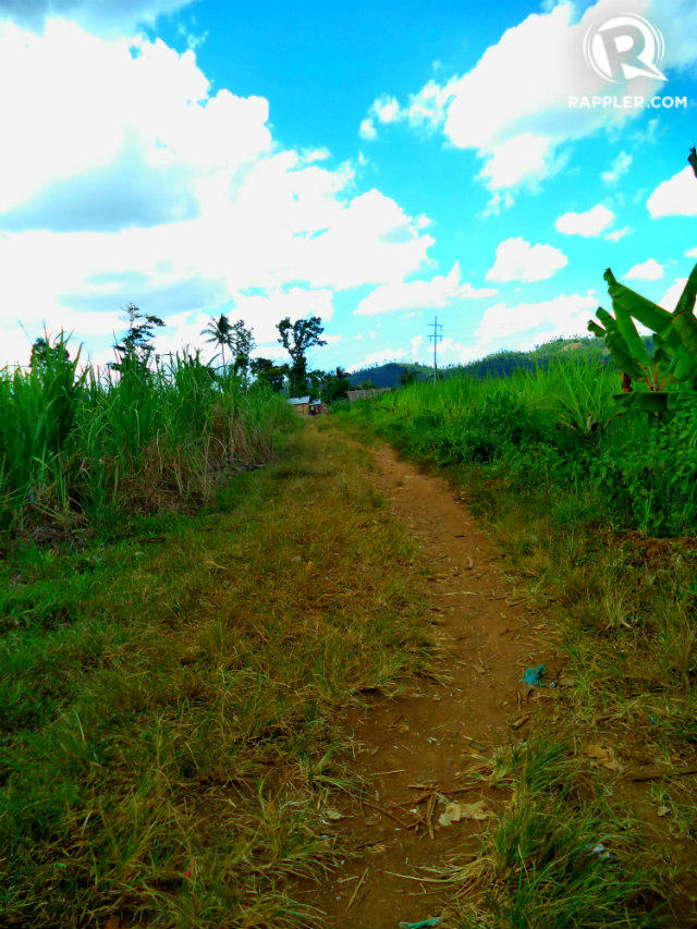 ROAD AHEAD. Many poor families living in rural communities lack access to jobs, markets, schools, and health facilities because of poor roads. The lack of proper infrastructure is another factor contributing to malnutrition. Photo by Fritzie Rodriguez/Rappler.com