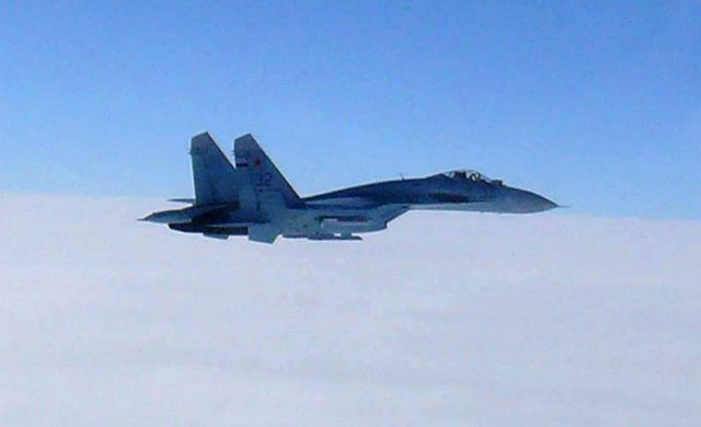 JAPAN, Senkaku : This handout picture taken by Japan's Air Self-Defense Force on February 7, 2013 shows a Russian fighter jet SU27 encroaching on Japan's territorial airspace. Two Russian fighter jets violated Japanese airspace as Tokyo scrambled its own planes in response, reportedly the first such incident in five years. JAPAN OUT AFP PHOTO / DEFENSE MINISTRY VIA JIJI PRESS