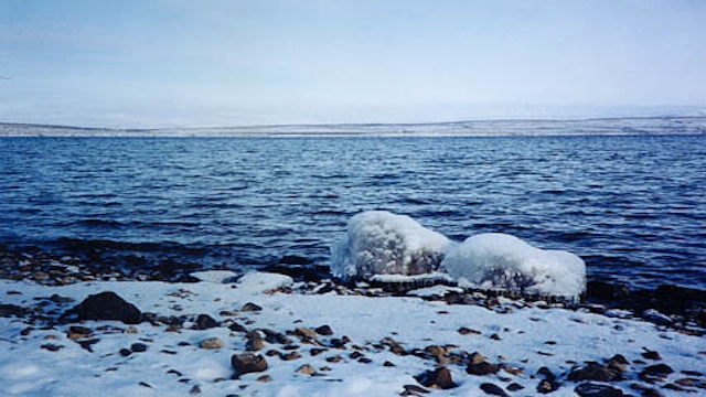 FREEZING LAKE. Coast of Labynkyr Lake in Siberia. Photo from Wikimedia Commons