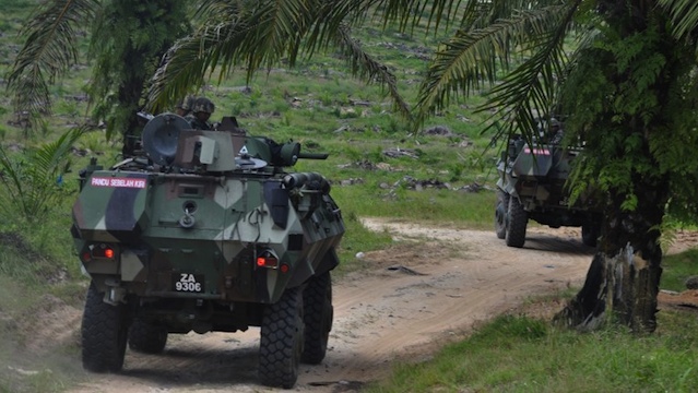 SABAH CRISIS. This picture taken on March 8, 2013 shows Malaysian soldiers moving in toward where Filipino gunmen were locked down in a standoff in the surrounding villages of Tanduo in Sabah.AFP photo/ Malaysia Ministry of Defence