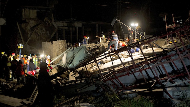SEARCH IN THE RUBBLE. Rescue workers try to find survivors and injured after a mall that was being constructed collapsed near Durban, South Africa, 19 November 2013. EPA/Stringer