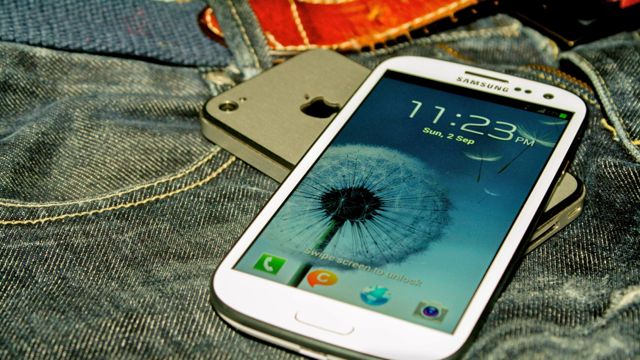 THE SAMSUNG GALAXY SIII is bigger yet thinner than the iPhone 4s. It can still fit comfortably in your jeans pocket. All images by Roopak R Nair