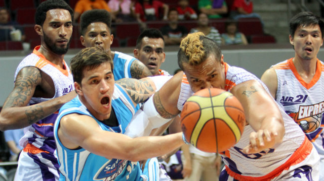 CHASING GLORY. Marc Pingris of San Mig Coffee and Asi Taulava of Air21 chase down a loose ball. Photo by Nuki Sabio/PBA Images