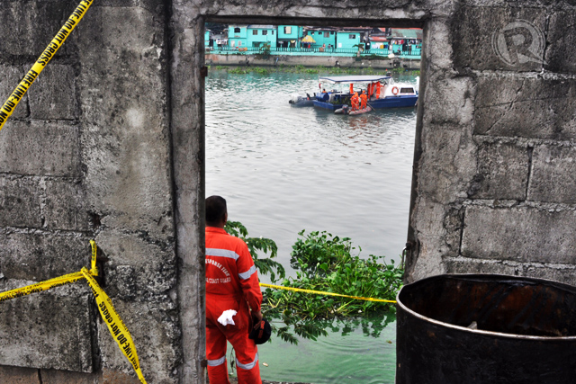 OIL CONTAINMENT. The Coast Guard says the clean up of the oil spill will take 2-3 days. Photo by Leanne Jazul/Rappler